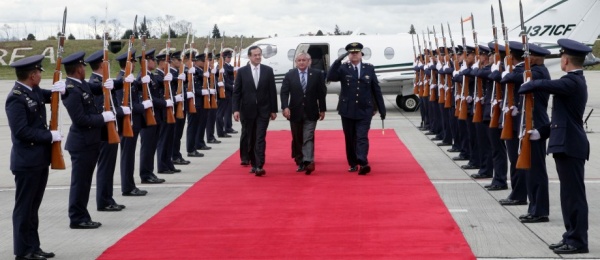 Presidente de Guatemala llegó a Colombia con un saludo de amistad
