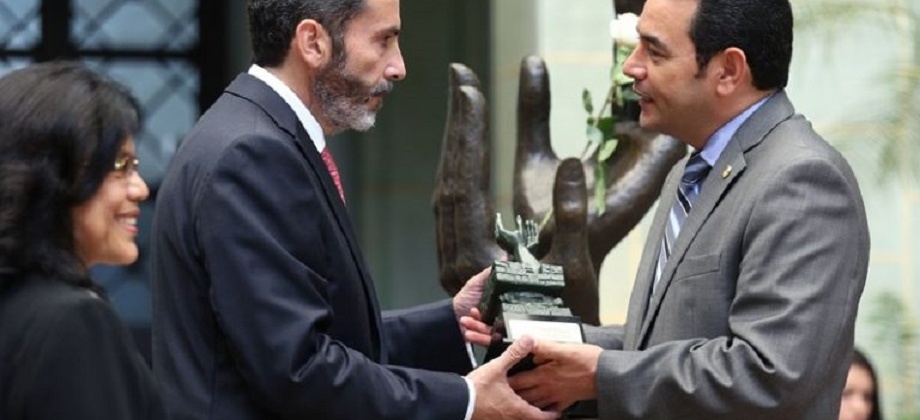 Colombia recibió el mandato simbólico de trabajar por la paz en la ceremonia del 'Cambio de la Rosa de la Paz' en Guatemala