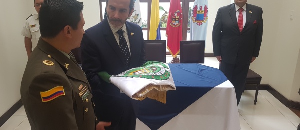 Ceremonia de entrega de la bandera de la Policía Nacional de Colombia a la Embajada de Colombia en Guatemala y ascenso de un oficial