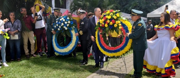 Con flores conmemoró la Embajada de Colombia en Guatemala el Día de la Independencia 