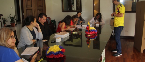 Consulado de Colombia en Guatemala inició último día de votaciones para elecciones presidenciales